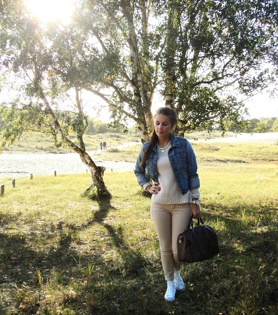 Jeansjacke von Hollister mit Tasche von Louis Vuitton