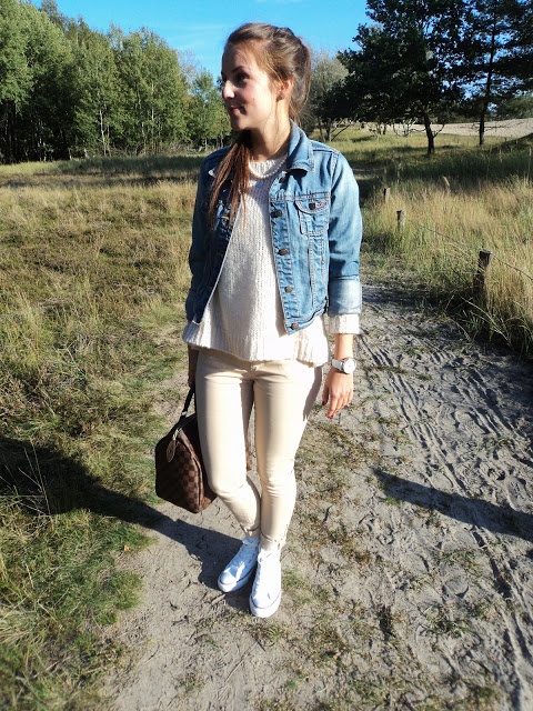 beige Hose von Zara mit weißen Schuhen von Converse