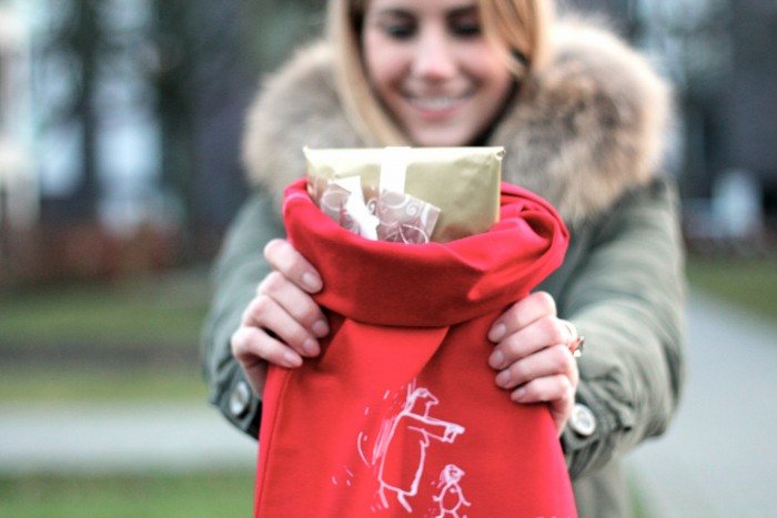 Model mit roter Geschenktüte für Weihnachten