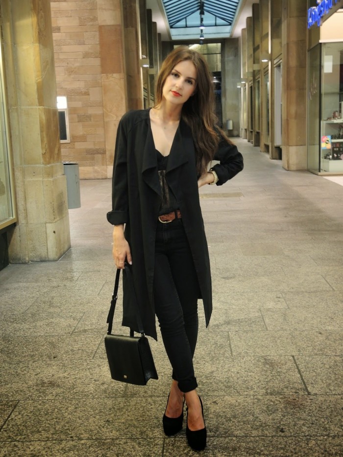 Schwarzes Top und schwarze Hose von Zara