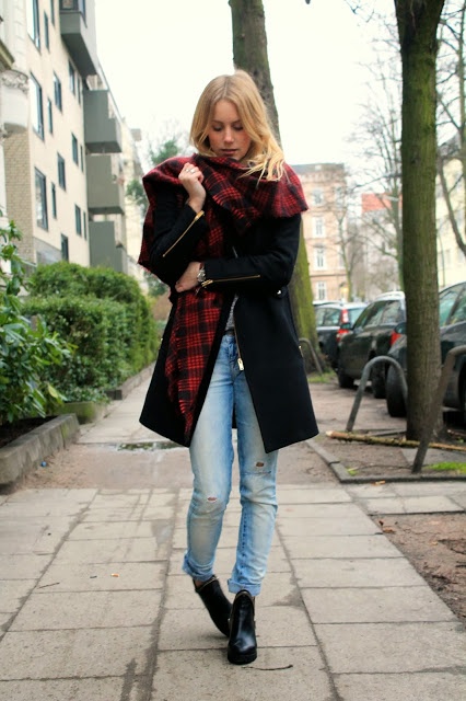 Karierter Schal zu schwarzem Mantel und Jeans