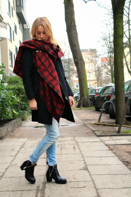 patterned scraf combines with black coat by Zara