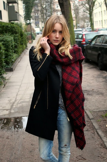 Blondes Model mit schwarzem Mantel