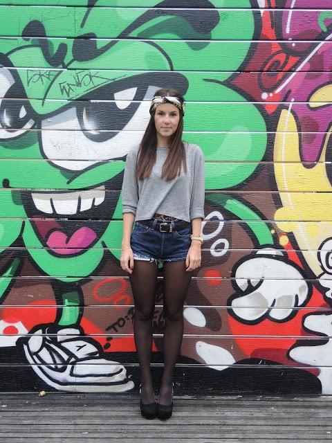 Graues Crop Top von Zara zu blauer Shorts von Levis