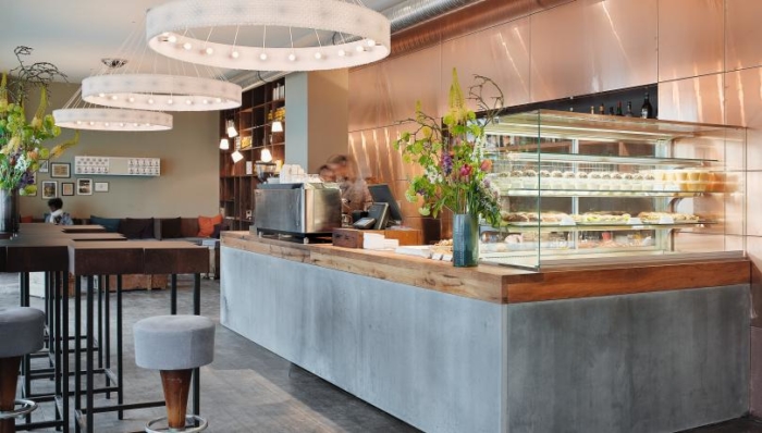 Margarete Restaurant Frankfurt, Inneneinrichtung, grau, Holztische, Theke