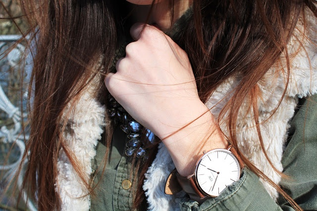 Braun goldfarbene Uhr zu khakifarbenem Parka