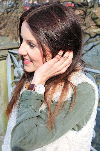 Brünettes Model mit Uhr von Daniel Wellington