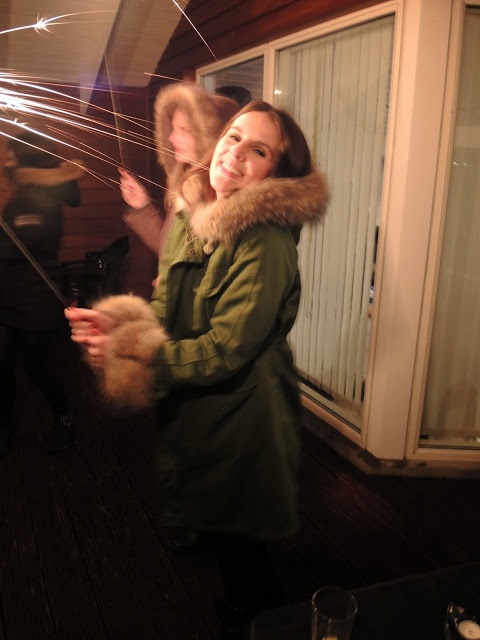 Bloggerin zu Silvester im khakifarbenen Parka