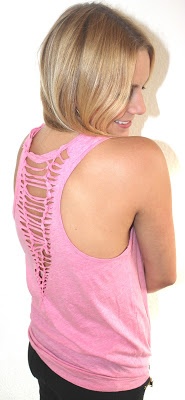 Rückenansicht von pinkem Cut Out Shirt