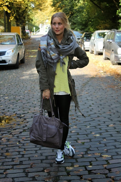 Gelber Sweater von Zara zu schwarzer Lederhose von H&M
