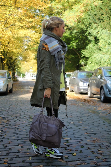 Khakifarbener Parka mit brauner Tasche