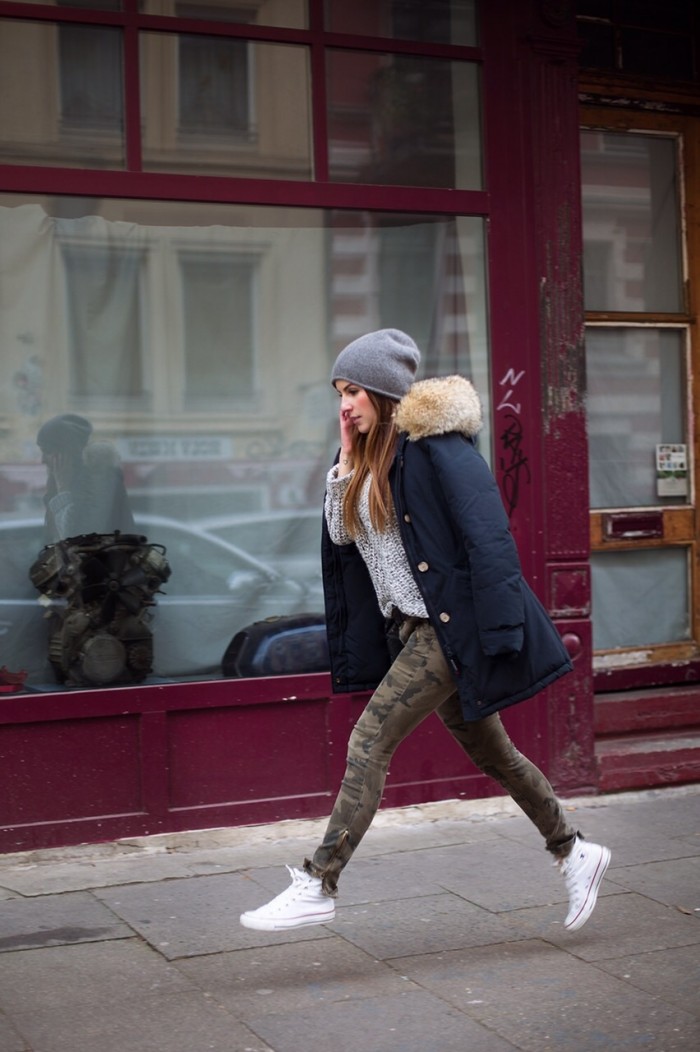 Schwarzer Parka kombiniert zu Camouflage Hose