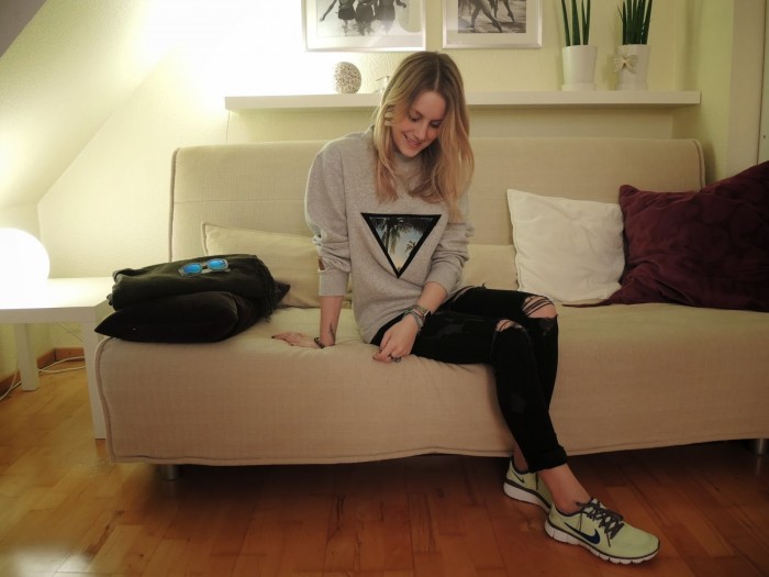 Grauer Pullover mit Palmenaufdruck von Feralstuff