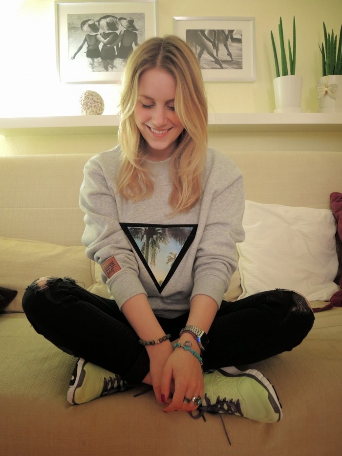 Blondes Model mit grauem Pullover