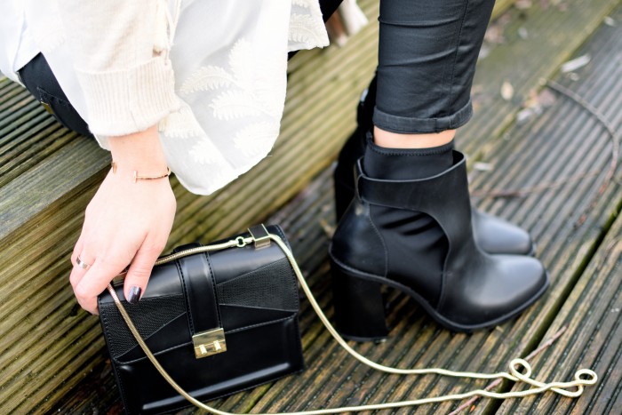Schwarze Tasche mit goldenem Riemen und schwarze Schuhe von Zara