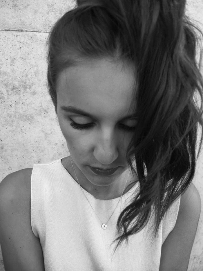 Schwarzweiß Aufnahme von Model