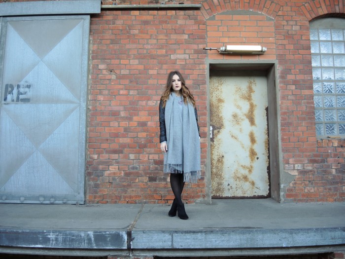 Brünettes Model mit grauem Schal von Weekday
