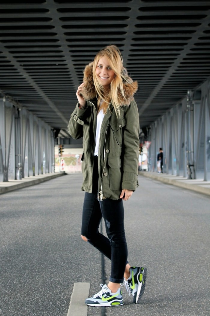 Khaki parka combined with black pants