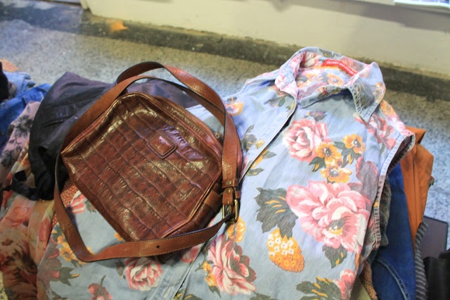 Taschen und Blusen zum Ausleihen