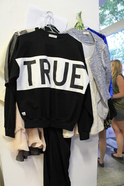 Verschiedene Pullover in der Kleiderei