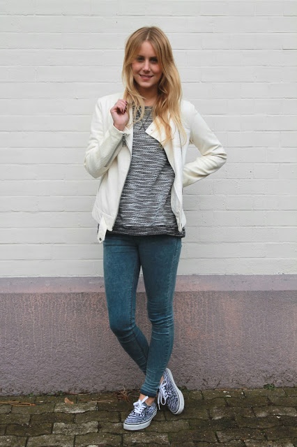 weiße Jacke und Vans im Zebralook
