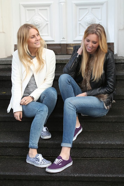 Blonde Models mit Jeans und Sneakern von Vans