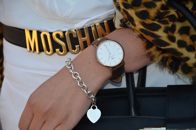 Gürtel von Moschino, Uhr von Daniel Wellington und Armbad von Tiffany & Co.