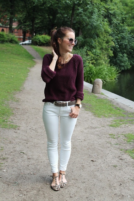 Bordeaux pullover and white pants