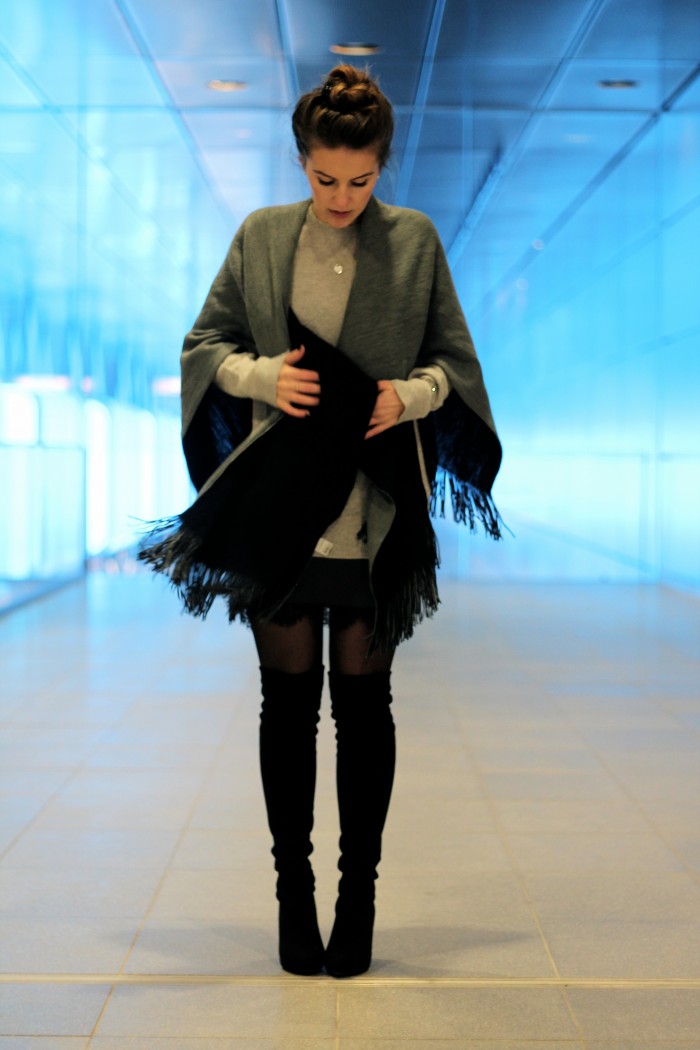 Dunkelfarbiger Poncho von Kleidoo