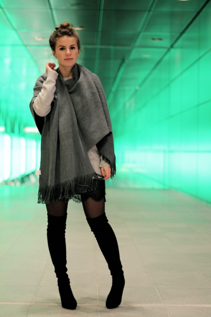 Dunkelgrauer Poncho über hellgrauem Pullover