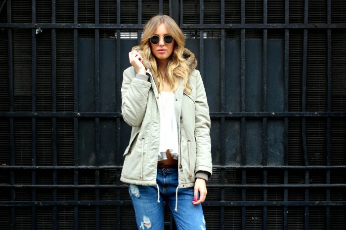 Parka mit Fellkapuze und weißes Top