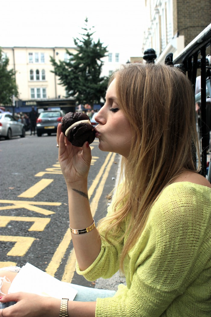 Bloggerin auf dem Portobello Flohmarkt in London