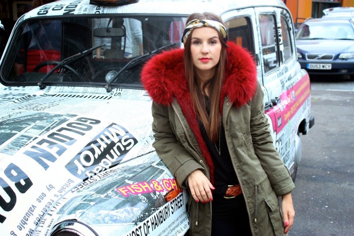 Brünettes Model im Parka von IQ+Berlin