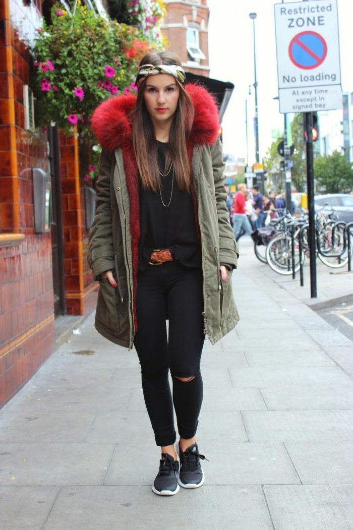 Parka mit roter Fellkapuze von iq+berlin