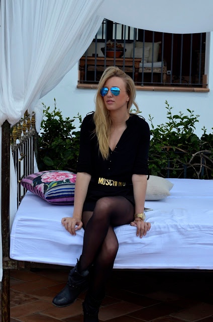 Sonnenbrille von Ray Ban und schwarzer Gürtel von Moschino