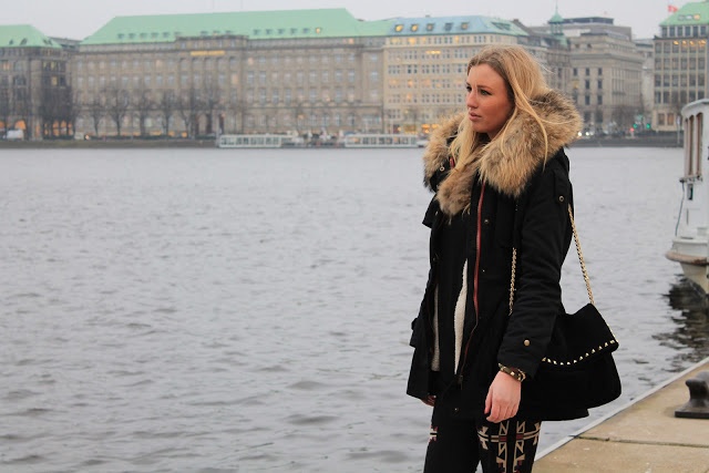 Blondes Model mit schwarzem Parka