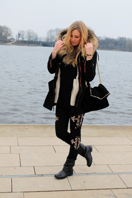 Schwarzgemusterte Hose von Minusey