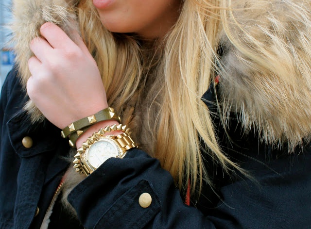 Goldene Uhr von Michael Kors und goldene Armbänder von Stella & dot und Pull&Bear