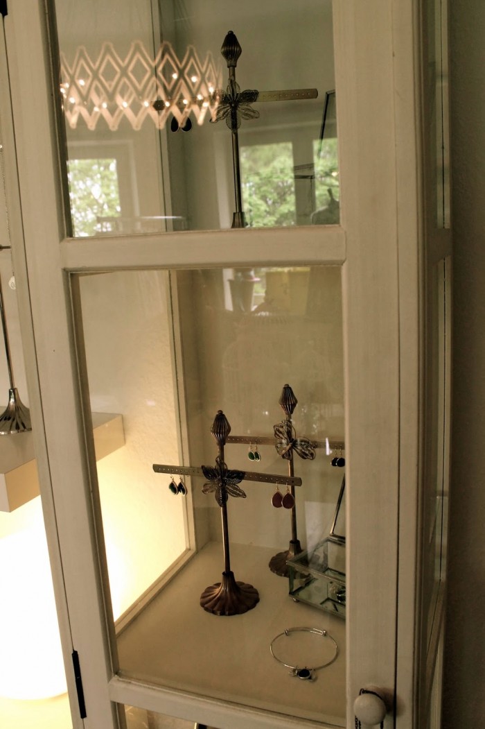 Schmuck in Glasvitrine