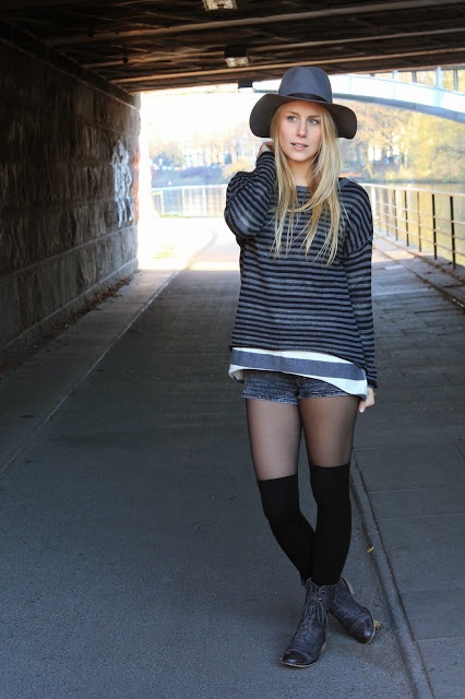 Schwarzgrau gestreifter Pullover und graue Shorts
