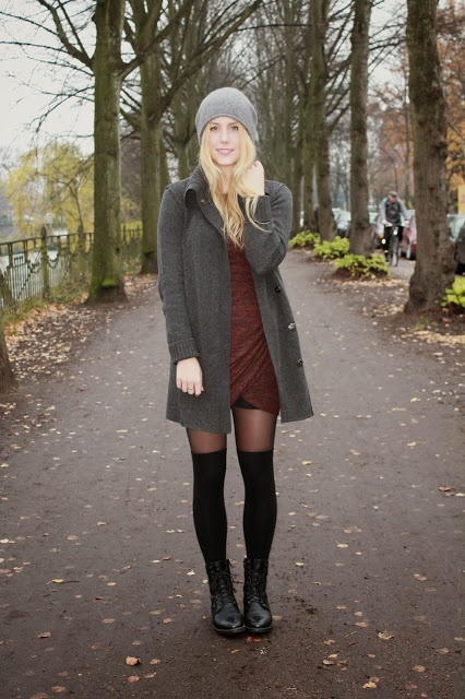 Grauer Cardigan mit dunkelrotem Kleid