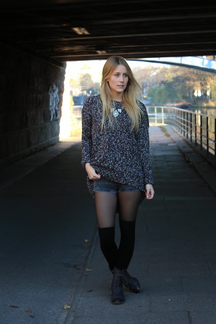Oversized Pullover und schwarze Shorts