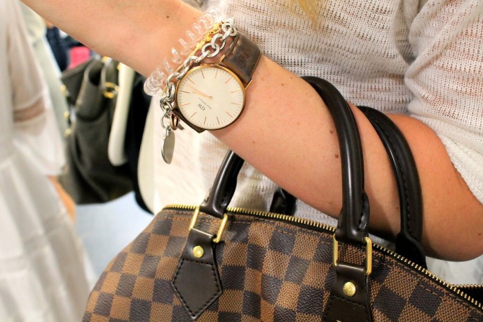 Uhr von Dnaiel Wellington und Tasche von Louis Vuitton