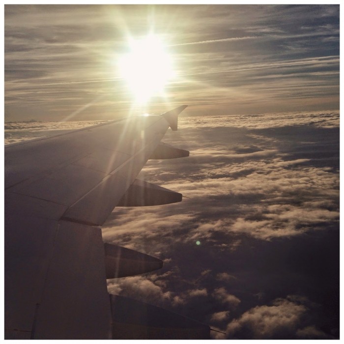 Bild aus Flugzeug in die Wolken