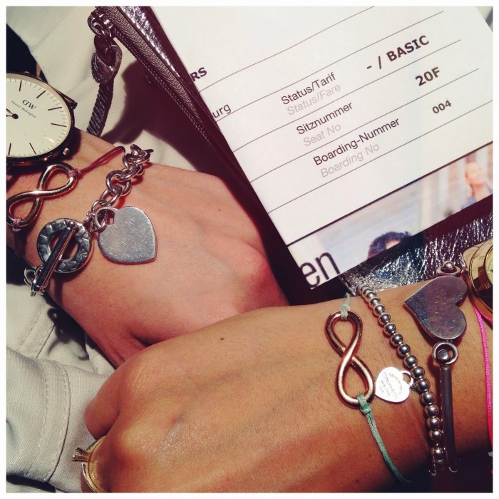 Models tragen verschiedene Armbänder