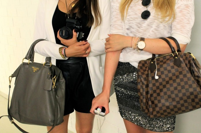 Zwei Frauen mit Handtasche