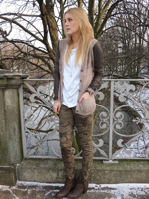 Brauner Cardigan kombiniert zu einer Camouflagehose