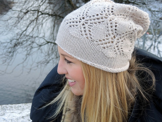 Blondes Model mit beigefarbener Häkelmütze