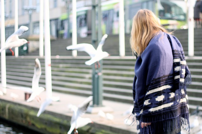 Blondes Model in Hamburg mit blauem Poncho