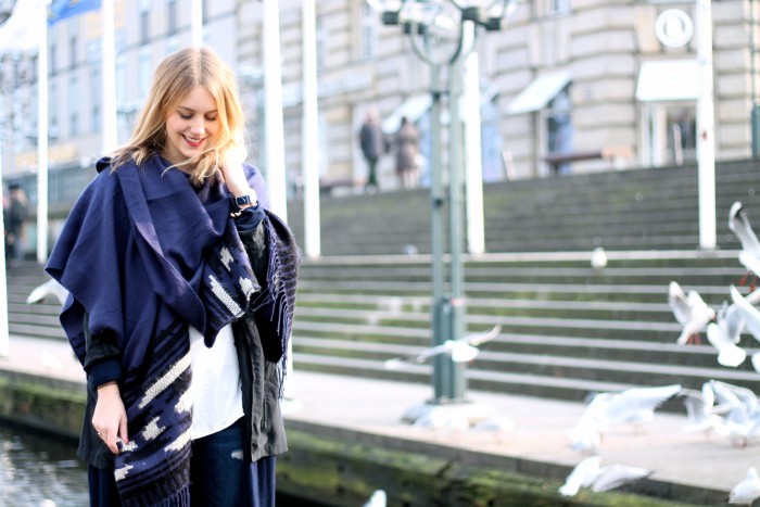 Blondes Model trägt Poncho von TK Maxx